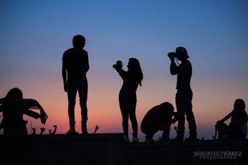 Siluetas de personas sobre el horizonte siluetas, backlight
